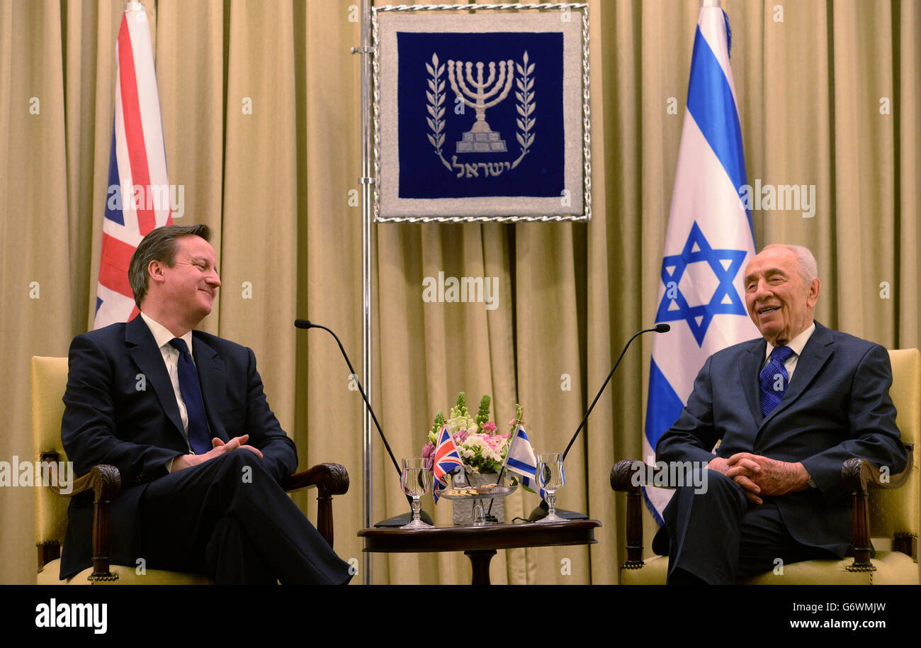 Premierminister David Cameron (links) trifft sich mit dem israelischen Präsidenten Shimon Peres in seiner offiziellen Residenz in Jerusalem zum ersten Mal auf einer zweitägigen Reise nach Israel. Stockfoto