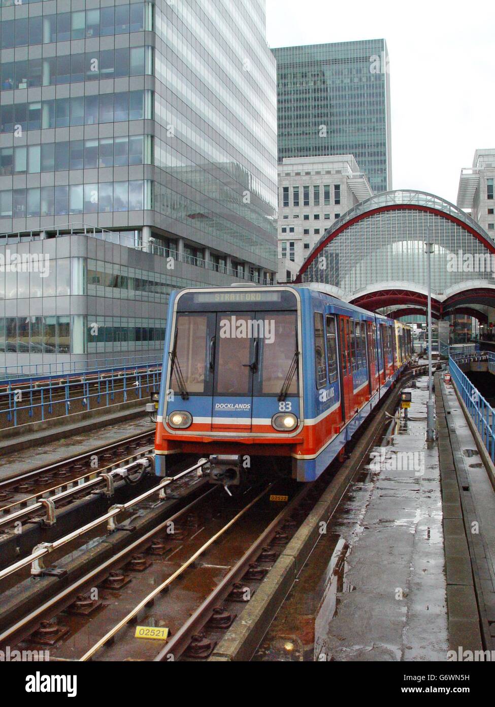 Ein Zug auf der DLR (Docklands Light Railway), in London. Stockfoto