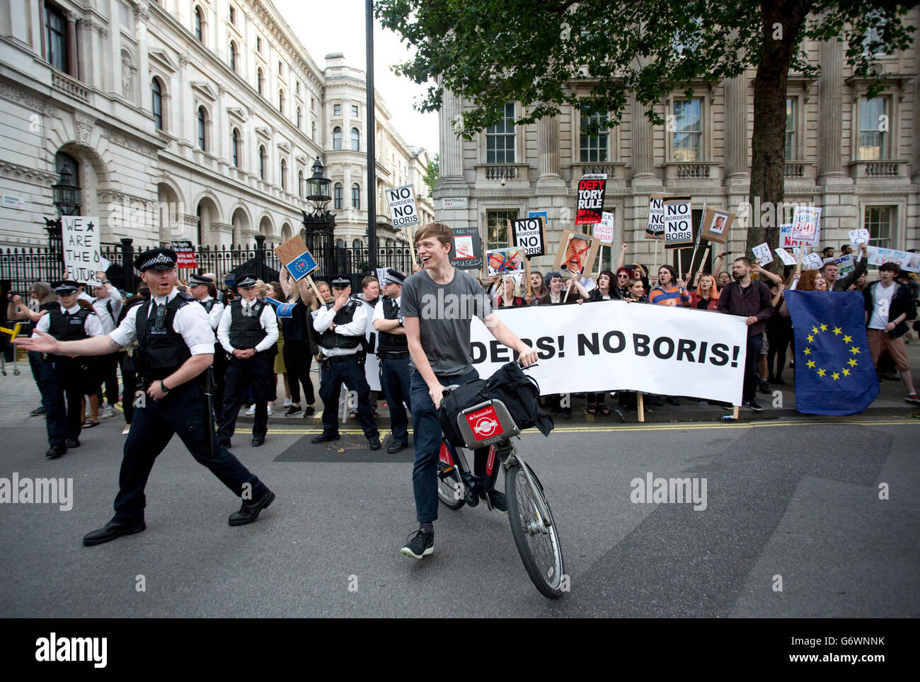 Polizei leiten Radfahrer wie Anti-Austritt Demonstranten vor den Toren der Downing Street im Zentrum von London zeigen nach Großbritannien gestimmt, der Europäischen Union zu verlassen. Stockfoto