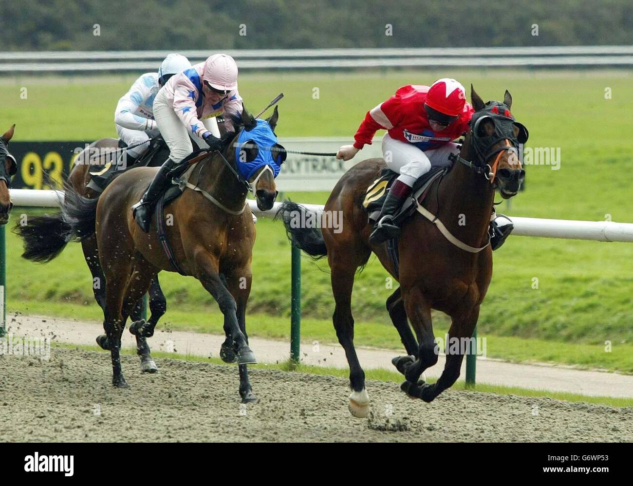 Großartige Aussicht mit Jockey Simon Walker (rechts) zieht sich von Sungio mit Jockey Mrs R Powell ab, um die Cashbacks der Bet Direct Champs League Amateur Riders' Handicap bei Lingfield zu gewinnen. Stockfoto