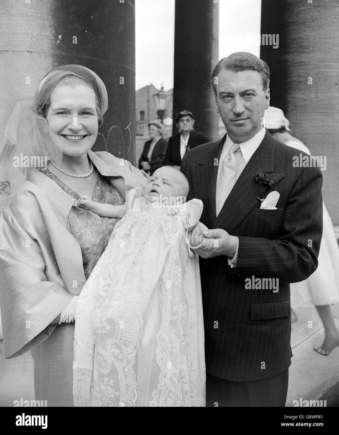 Lord und Lady Mancroft mit ihrem Sohn, nachdem das Baby Benjamin Lloyd in der St. Mary's Church, Bryanston Square, London getauft worden war. Lord Mancroft ist Parlamentarischer Staatssekretär im Verteidigungsministerium. Stockfoto