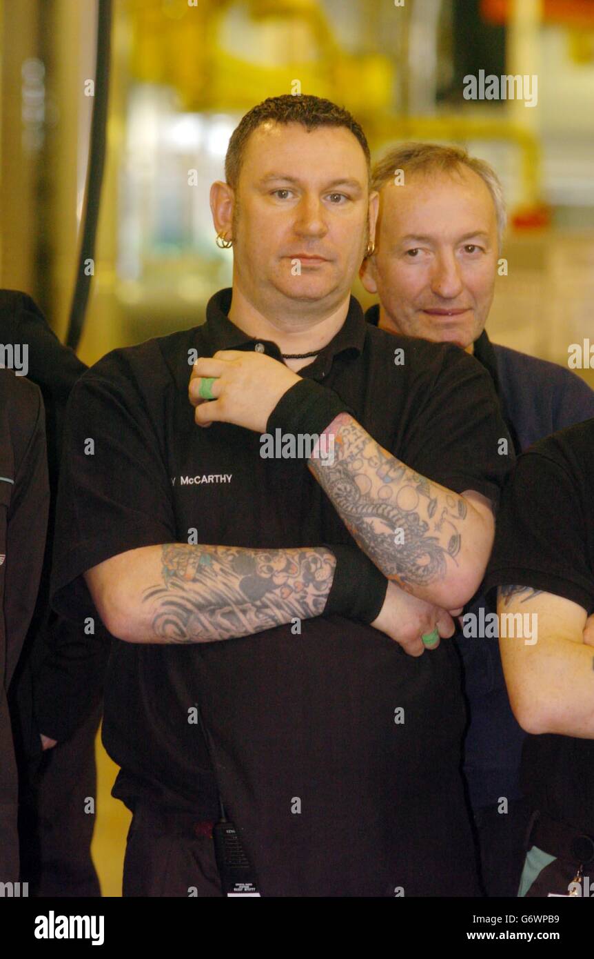 Der Prinz von Wales zeigte ein Interesse an den Tätowierungen des Produktionsarbeiters Andrew McCarthy, während eines Besuchs in der Aston Martin Fabrik in Gaydon, Warwickshire. Stockfoto