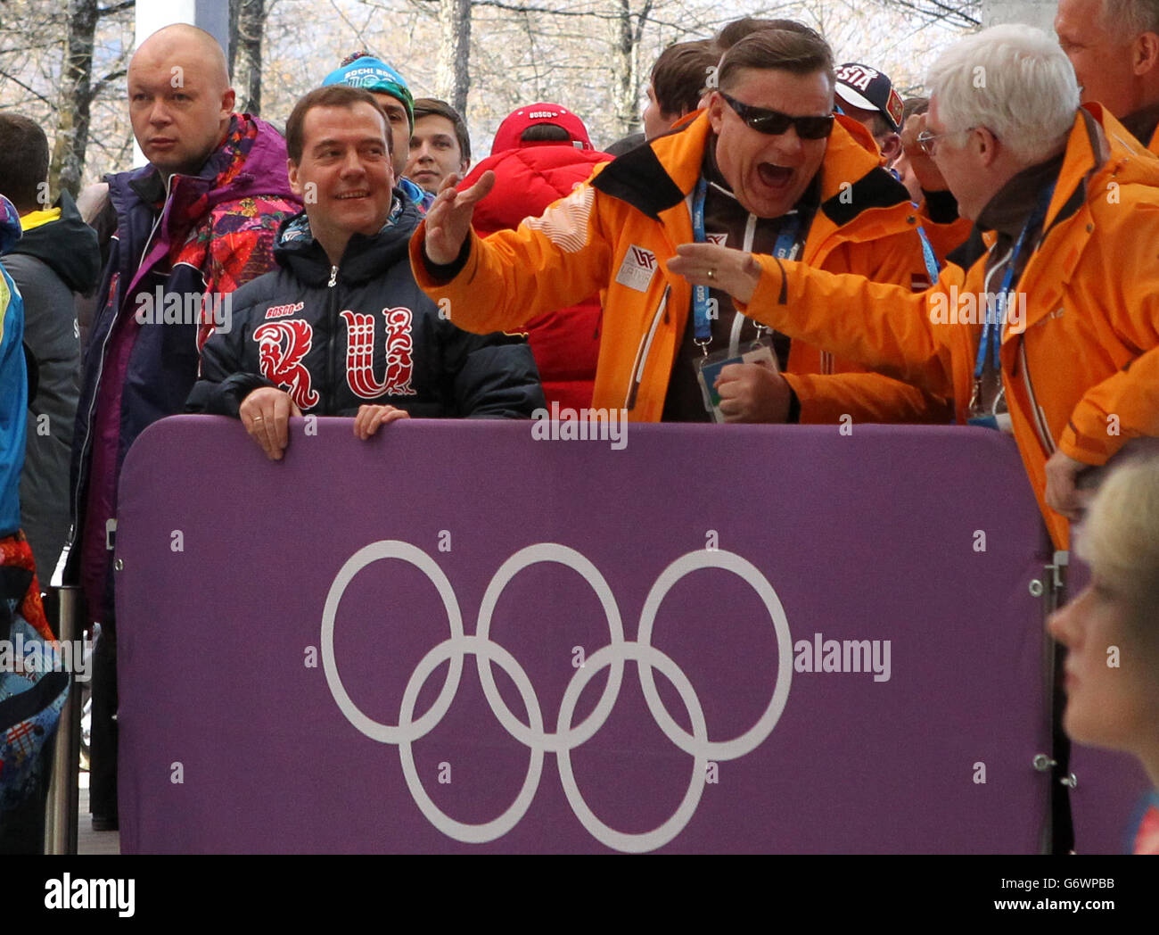 Der russische Ministerpräsident Dmitri Medwedew (links) beobachtet die Herren-Bobbahn im Sanki Sliding Center während der Olympischen Spiele 2014 in Sotschi in Krasnaja Poljana, Russland. Stockfoto