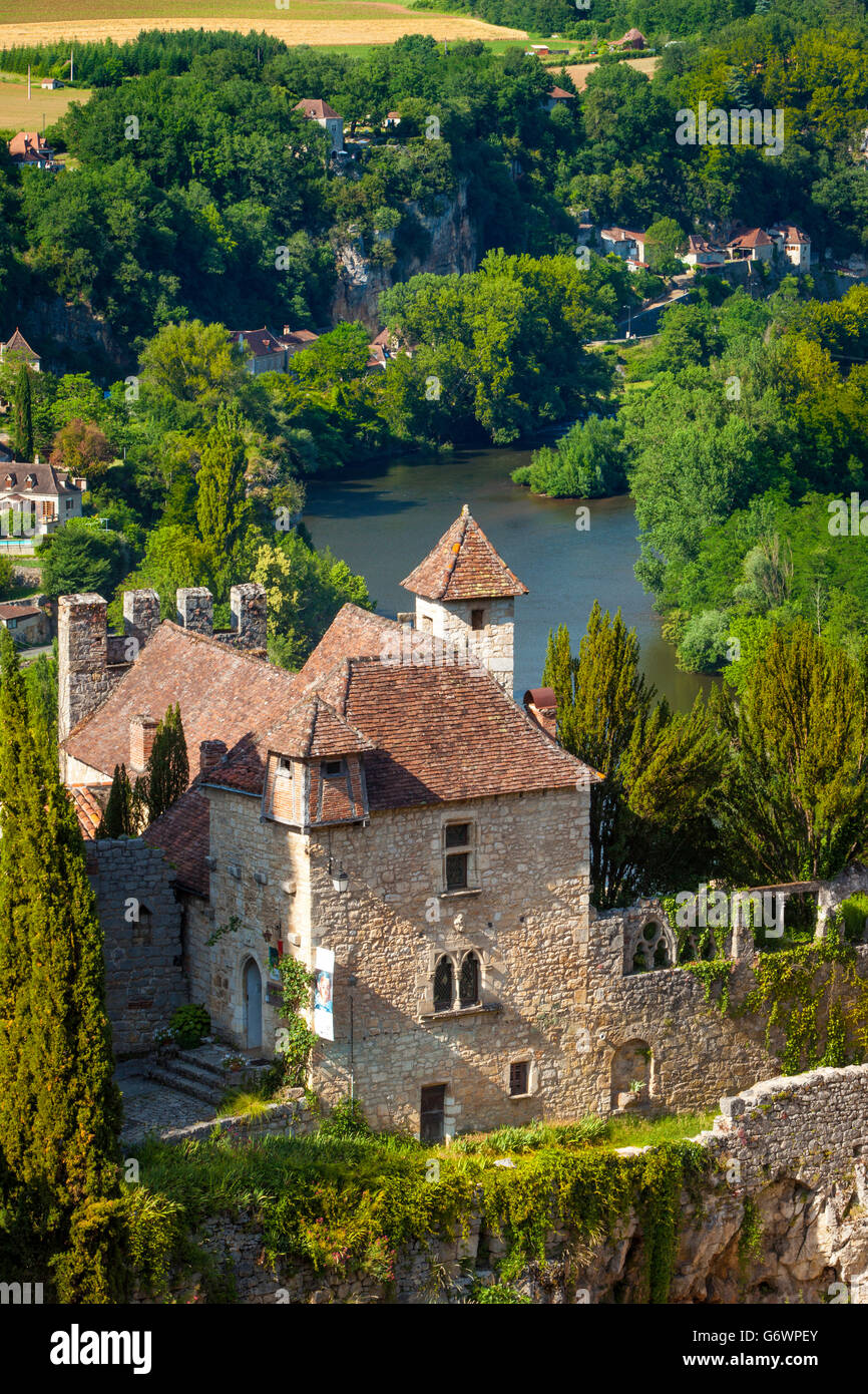 Blick auf Saint-Cirq-Lapopie mit Fluss Lot, midi-Pyrenäen, Frankreich Stockfoto