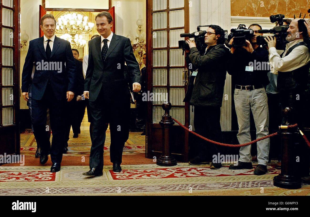 Der britische Premierminister Tony Blair (links) wird vom designierten spanischen Premierminister Jose Luis Rodriguez Zapatero im Gebäude des Nationalkongresses in Madrid begrüßt. Herr Blair und der Prinz von Wales schlossen sich einer weltweiten Trauergemeinde an, um an die 190 Opfer des Madrider Zugbombensommers vom März 11 zu erinnern. Stockfoto