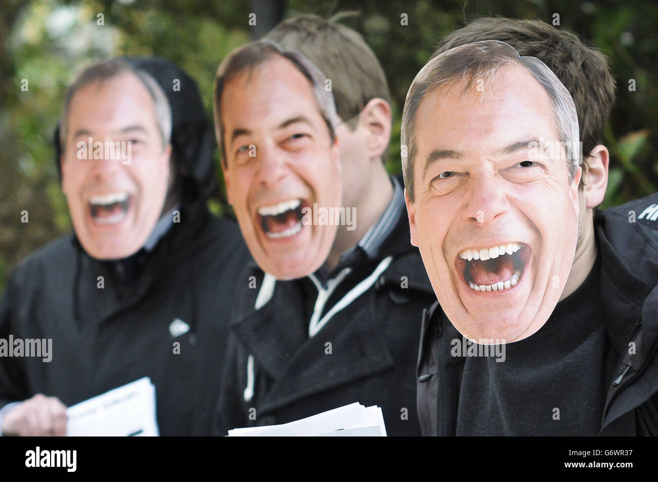 Menschen tragen UKIP-Führer Nigel Farage Masken auf der UKIP Frühjahrstagung 2014 im Riviera International Conference Center, Torquay. Stockfoto