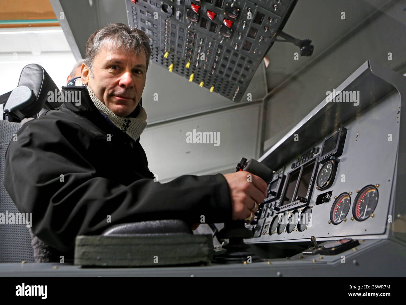 Iron Maiden-Frontmann Bruce Dickinson bei seinem Start in Cardington Hanger in Bedfordshire im größten Flugzeug der Welt, der HAV304. Stockfoto