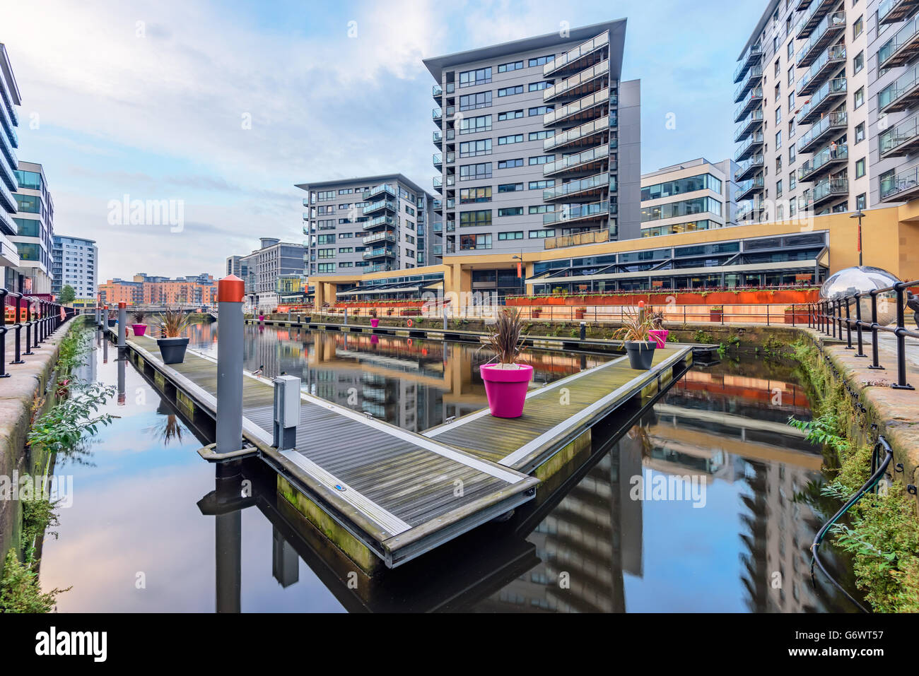 Leeds Dock verfügt über große Wohnbevölkerung in Wasser Wohnungen durch den Fluss Aire im Zentrum von Leeds, West Yorkshire, England Stockfoto