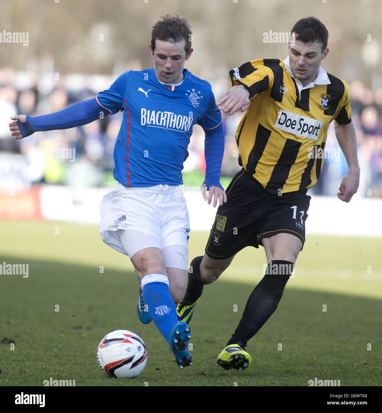 David Templeton von den Rangers und Kevin Smith von East Fife (rechts) kämpfen während des Spiels der Scottish League One im Bayview Stadium, Fife, um den Ball. Stockfoto