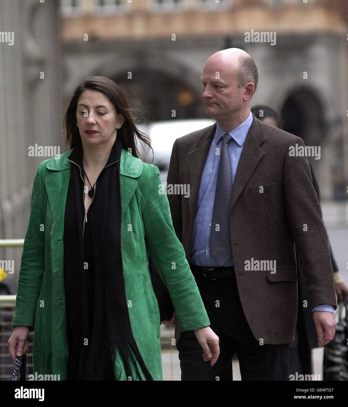 Die Überlebenden von Eisenbahnunfall Helen Mitchel und Jonathan Duckworth kommen in Old Bailey an, wo ein Richter eine detaillierte und ausführliche Darstellung der Ereignisse hören soll, die bis zum Eisenbahnunfall von Paddington geführt haben, bei dem 31 Menschen ums Leben kamen. Herr Justice Bell, der im Old Bailey sitzt, wird das Eisenbahnunternehmen Thames Trains nach seinen früheren Schuldbekennungen zu zwei Gesundheits- und Sicherheitsanklagen verurteilen. Stockfoto