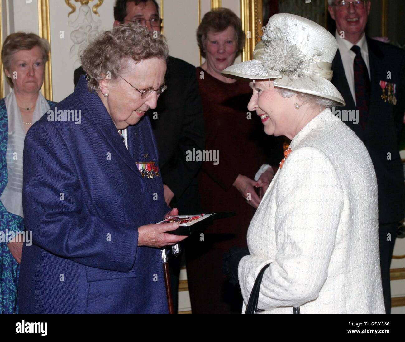 Die britische Königin Elizabeth II. Überreicht während eines offiziellen Staatsbesuchs in Frankreich eine Auszeichnung an den Widerstandskämpfer Pearl Cornioley im Elysée-Palast in Paris. Die Königin besuchte heute ihren ersten Staatsbesuch mit dem Zug, als sie den Eurostar zu einer dreitägigen Tour anlässlich des 100-jährigen Jubiläums der Entente Cordiale nach Paris brachte. Stockfoto