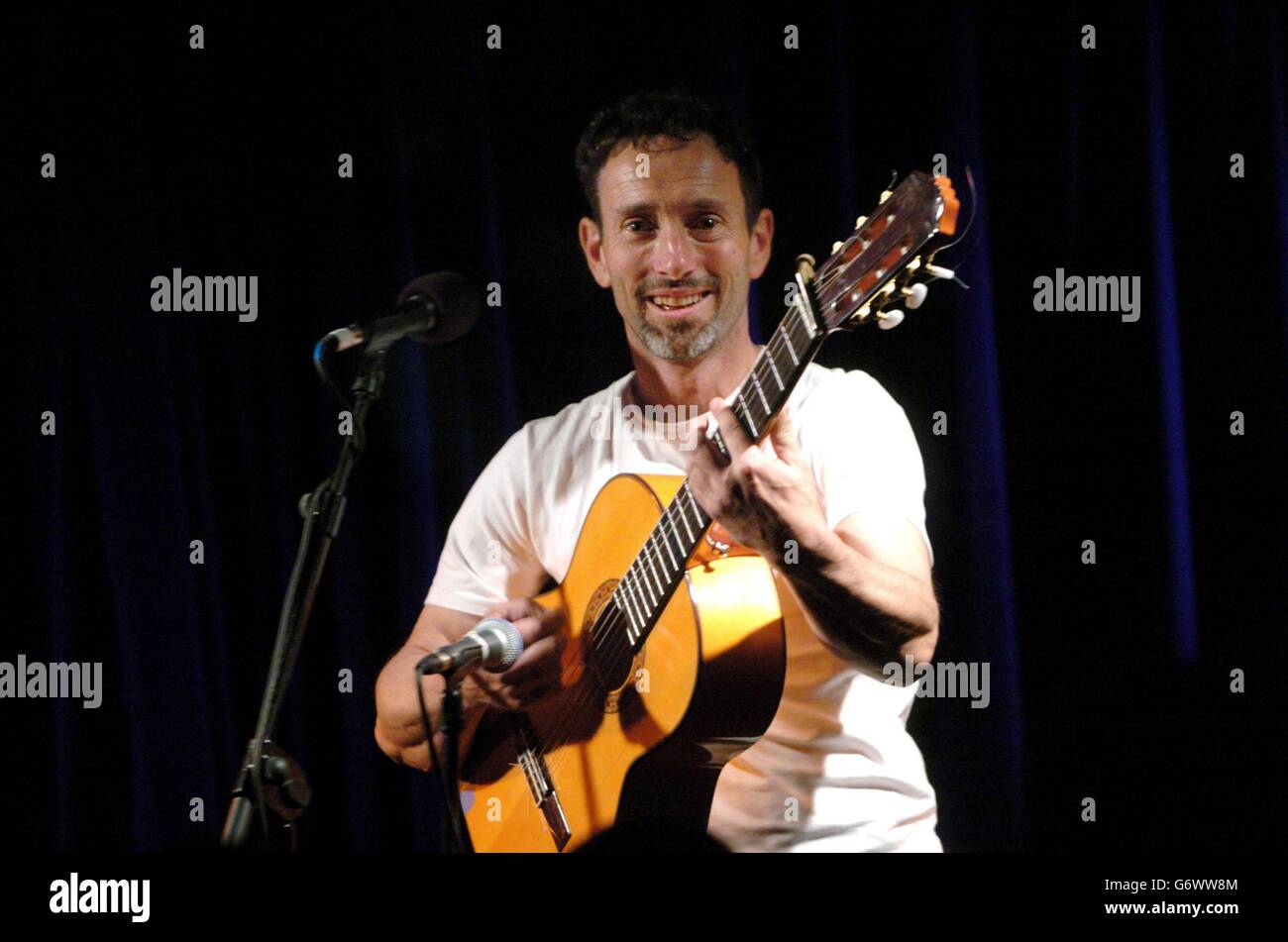 Der amerikanische Sänger Jonathan Richman, der im Hollywood-Film "There's Something About Mary" spielte, spielte einen Gig in Whelans in Dublin. Irland. Stockfoto