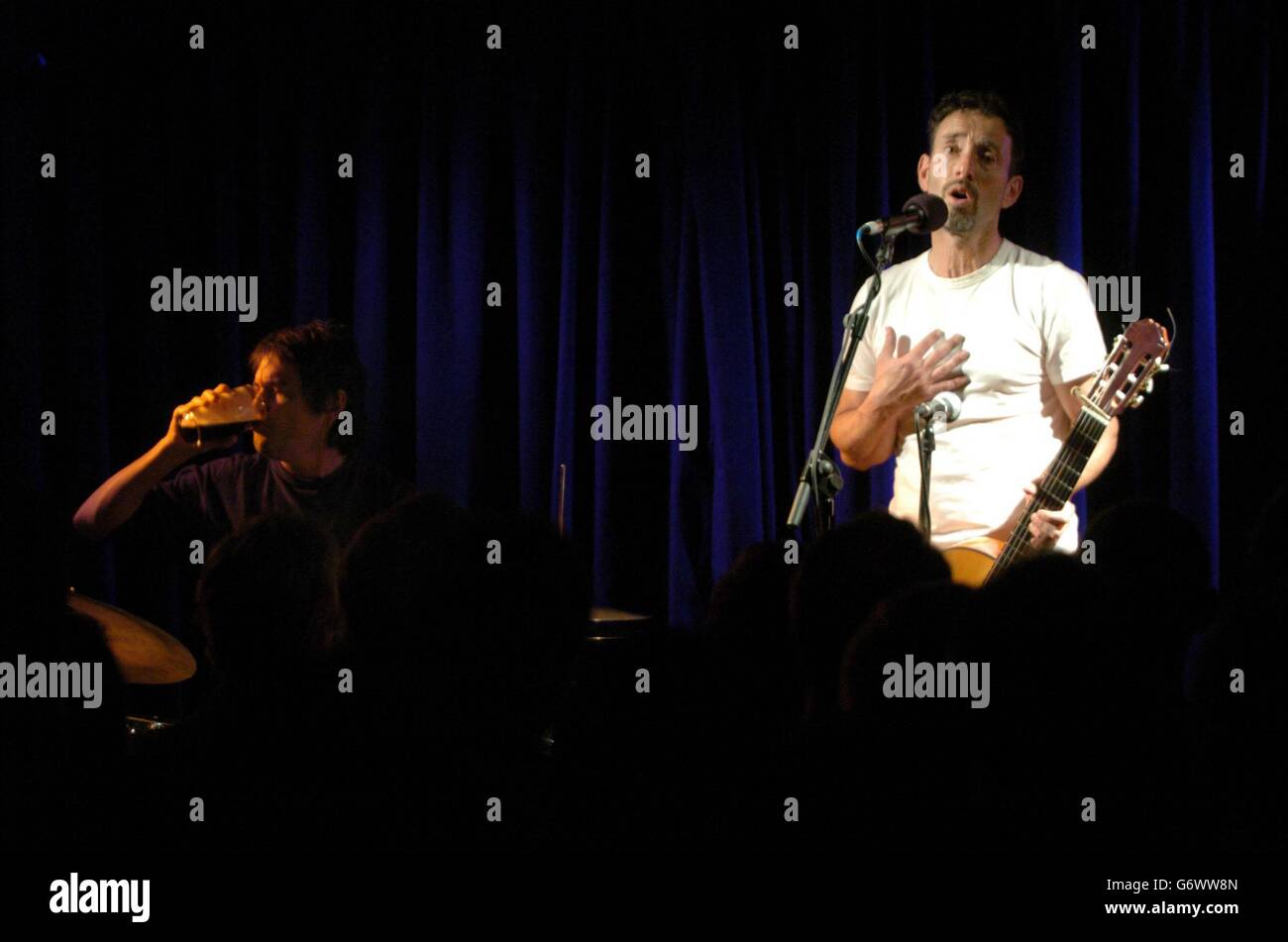 Der amerikanische Sänger Jonathan Richman, der im Hollywood-Film "There's Something About Mary" spielte, spielte einen Gig in Whelans in Dublin. Irland. Stockfoto