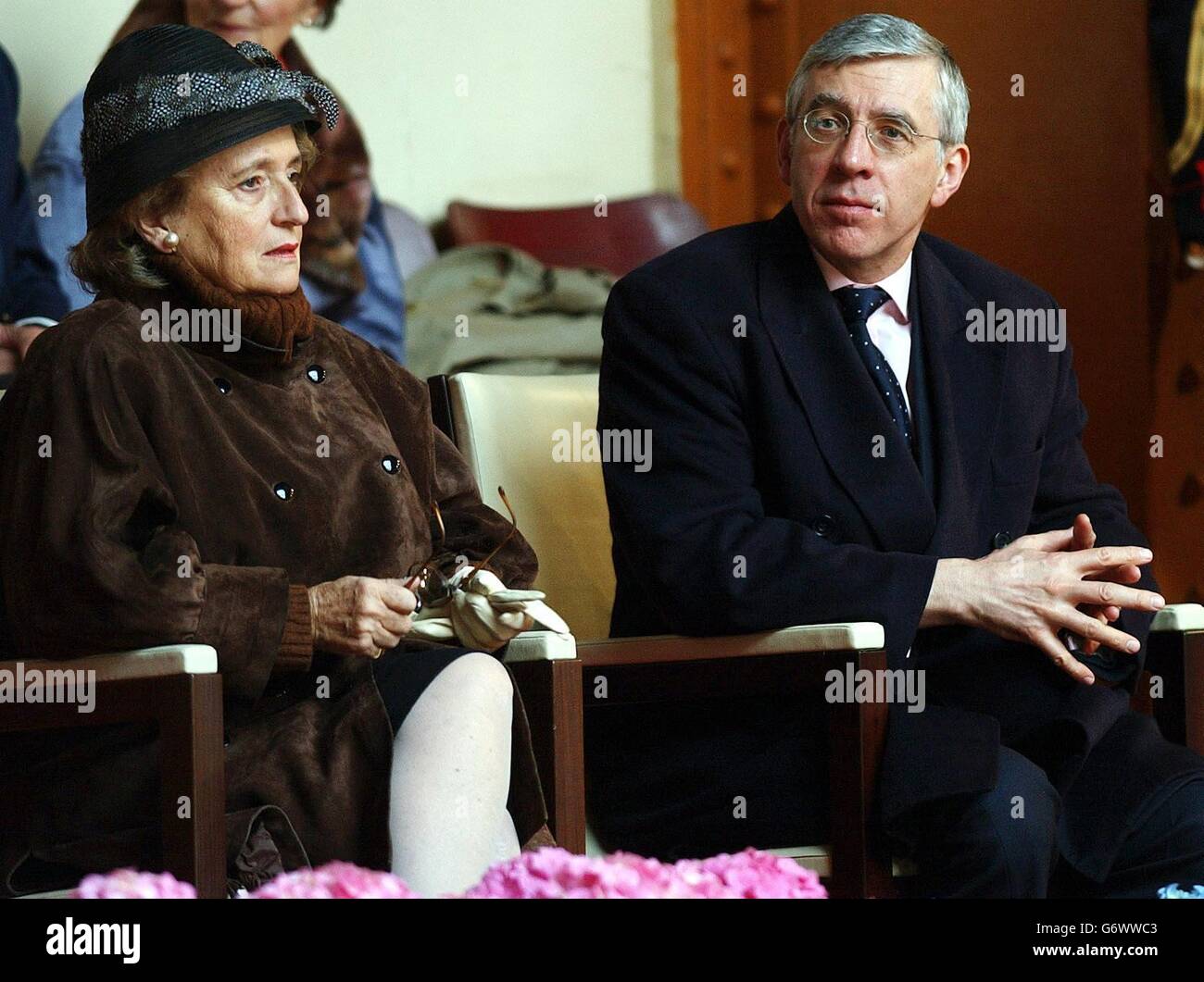 Die Ehefrau des französischen Präsidenten Jacques Chirac, Bernadette, sitzt neben Außenminister Jack Straw und beobachtet am zweiten Tag des offiziellen Staatsbesuchs von Königin Elizabeth II. In Frankreich ein elitäres Dressurteam in Paris. Früher heute säumten Hunderte von Menschen die gepflasterten Gehwege der Straße, um die Königin zu sehen, und auf ihren Balkonen winkten Brunner, als sie zwischen den Restaurants und Geschäften hinunterging. Stockfoto