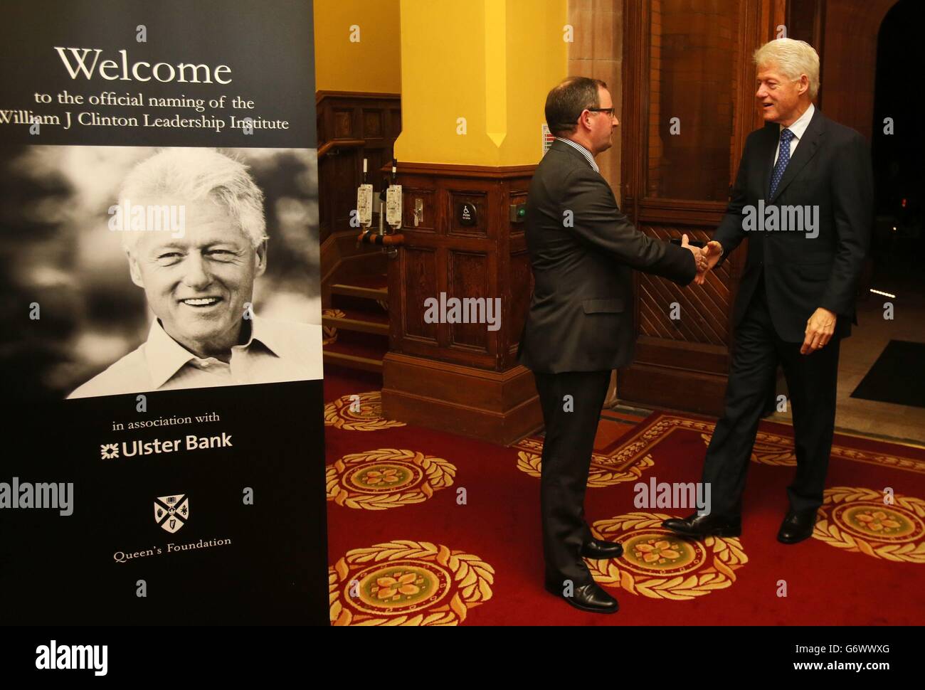 Der Präsident und Vizekanzler der Queen's University Belfast, Professor Patrick Johnston (links), begrüßt den ehemaligen US-Präsidenten Bill Clinton im William J. Clinton Leadership Institute in der Riddel Hall, Belfast. Stockfoto