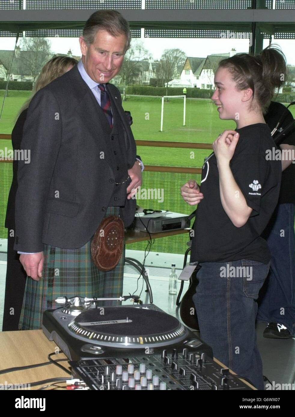 Der Prinz von Wales (rechts) - bekannt als der Herzog von Rothsey in Schottland - spricht mit Lynsey Robertson nach einer Aufführung einer Gruppe von Studenten, die an der Sound Live-Sektion des Princess Trust teilnehmen (ein sechsmonatiges Programm, das die musikalischen Talente junger Menschen entwickelt, Selbstvertrauen und Fähigkeiten) am Dundee College. Im vergangenen Jahr hat die Organisation in der Region ein Wachstum von 400% in der Zahl der beteiligten jungen Menschen verzeichnet, von etwa 200 im Jahr 2002/3 auf fast 800 jetzt. Stockfoto