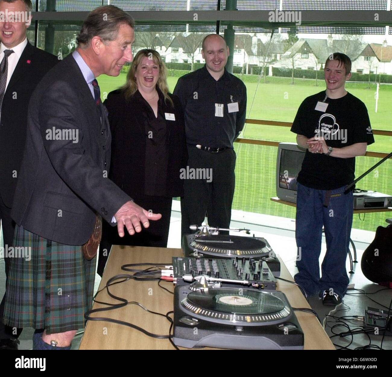 Der Prinz von Wales (rechts) - bekannt als der Herzog von Rothsey in Schottland - blickt auf die Plattendecks nach einer Aufführung einer Gruppe von Studenten, die an der Sound Live-Sektion des Princess Trust teilnehmen (ein sechsmonatiges Programm, das die musikalischen Talente junger Menschen fördert, Selbstvertrauen und Fähigkeiten) am Dundee College. Im vergangenen Jahr hat die Organisation in der Region ein Wachstum von 400 % bei der Zahl der beteiligten jungen Menschen verzeichnet, von etwa 200 im Jahr 2002/3 auf fast 800 heute. Stockfoto