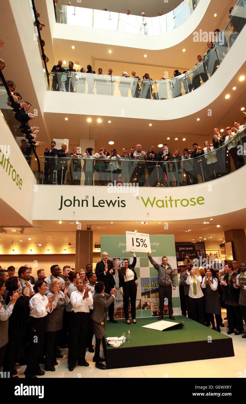 (Auf der Bühne von links nach rechts) Simon Fowler MD von John Lewis Oxford Street und John Lewis Partner Chloe Bye und Waitrose Partner Stephen Burrows als die John Lewis Partnerschaft ihre Jahresergebnisse in ihrem Flagship-Store in Oxford Street, London bekannt geben. Stockfoto