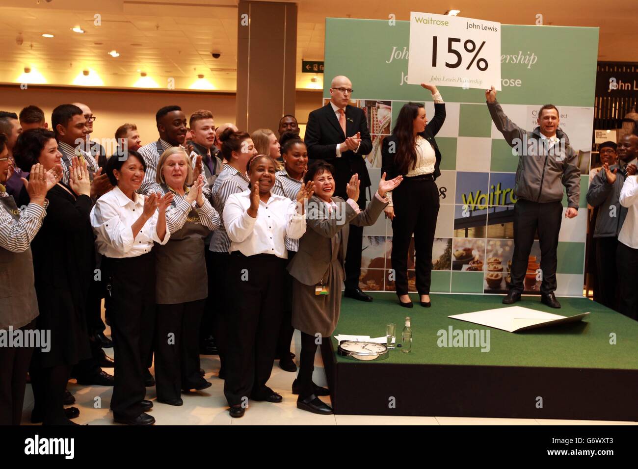 (Auf der Bühne von links nach rechts) Simon Fowler MD von John Lewis Oxford Street und John Lewis Partner Chloe Bye und Waitrose Partner Stephen Burrows als die John Lewis Partnerschaft ihre Jahresergebnisse in ihrem Flagship-Store in Oxford Street, London bekannt geben. Stockfoto