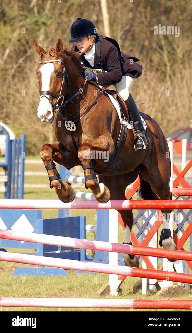 Zara Phillips die Tochter der Prinzessin Royal und die Enkelin der Königin, reitend Springlease Macaroo macht einen Sprung über einen Zaun, während ihrer Springspringrunde, bei den Burnham Market International Horse Trials in Norfolk. Fräulein Phillips, 22, hofft, als Teil des britischen dreitägigen Eventing-Teams nach Athen zu reisen. Stockfoto