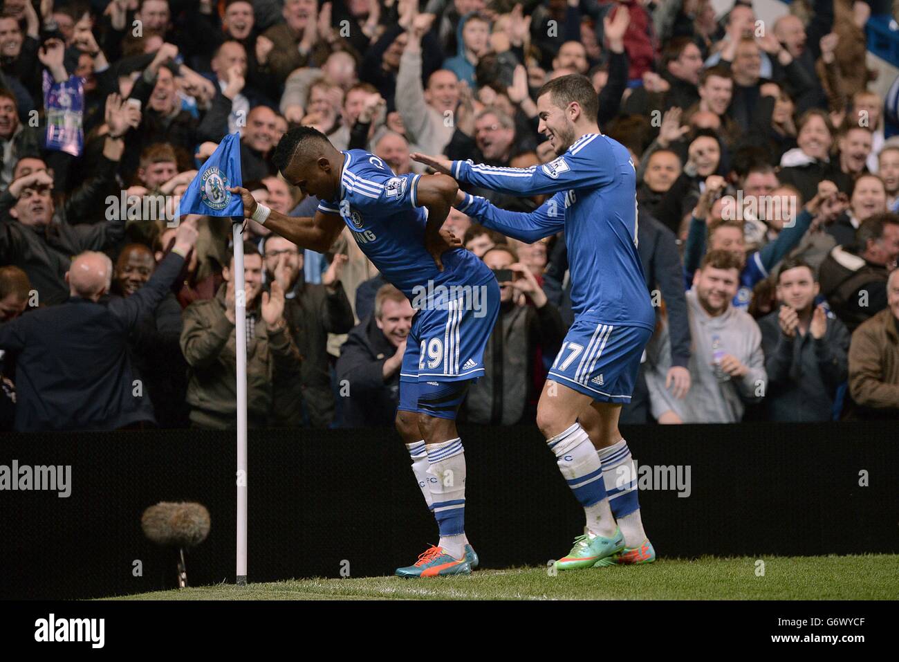 Chelsea's Samuel Eto'o (links) feiert sein erstes Tor des Spiels, indem er vorgibt, einen schlechten Rücken zu haben und sich auf der Eckflagge ausruht Stockfoto