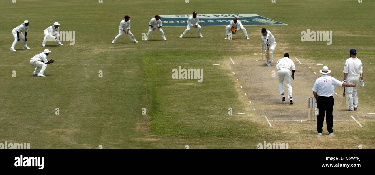 Der westindische Schnellbowler Pedro Collins bosset am vierten Tag des 4. Tests auf dem Recreation Ground, St. John's, Antigua, einen No Ball mit einem Angriffsfeld. Stockfoto