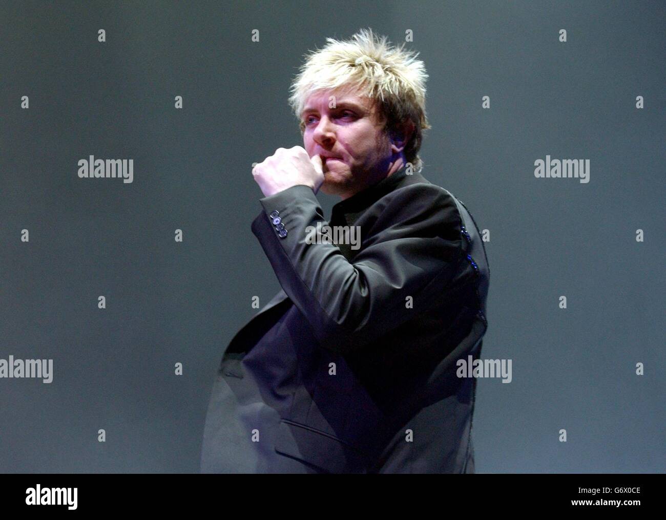 Sänger Simon Le Bon von der 80er Jahre Popgruppe Duran Duran tritt live in der Wembley Arena in West London auf. Stockfoto
