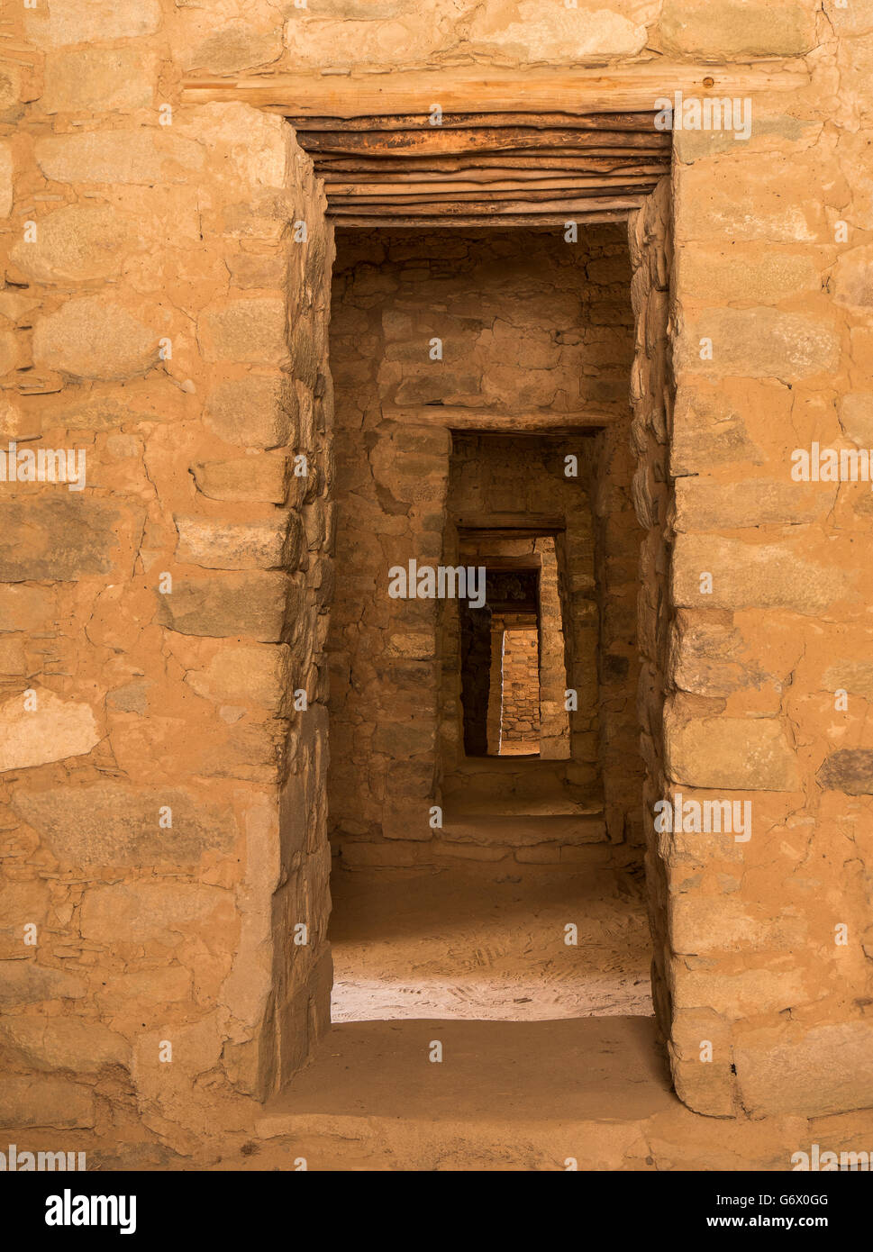 Türen, aztekische Ruinen Nationaldenkmal, Aztec, New Mexico. Stockfoto
