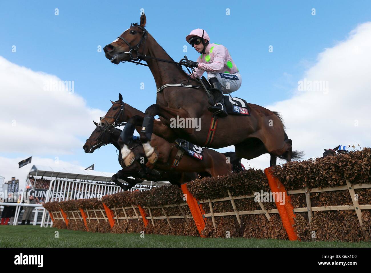 Pferderennen - 2014 Cheltenham Festival - Champion Day - Cheltenham Rennbahn. Vautour wird von Ruby Walsh auf dem Weg zum Sieg der Sky Bet Supreme Novizen-Hürde am Champion Day während des Cheltenham Festivals gefahren. Stockfoto