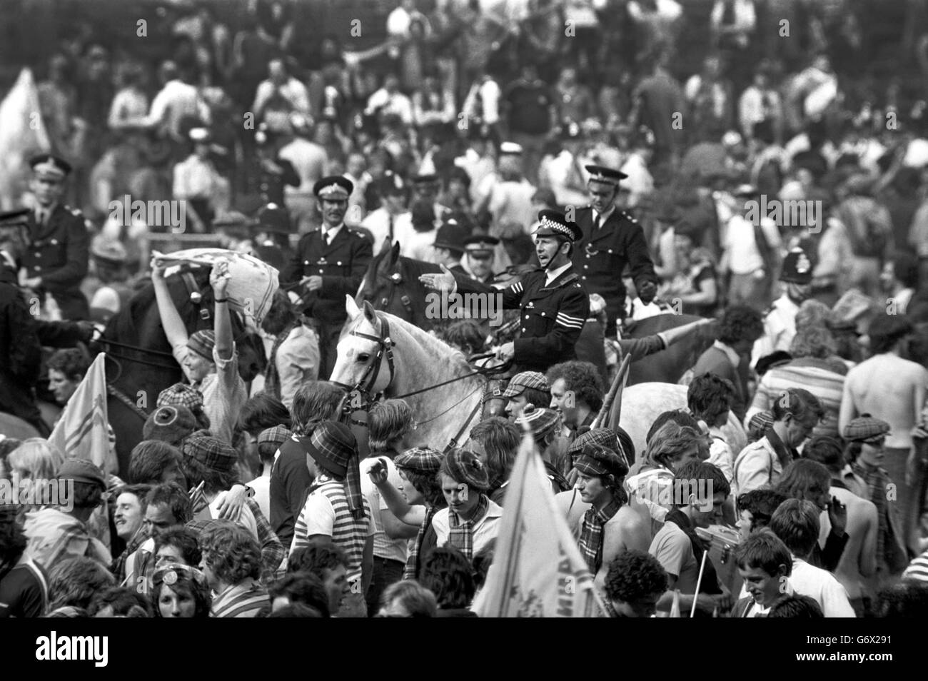 Polizist auf dem Pferderücken versuchen und kontrollieren die schottischen Fans, wie sie das Spielfeld nach Schottlands Sieg 2-1 über England einmarschieren. Stockfoto