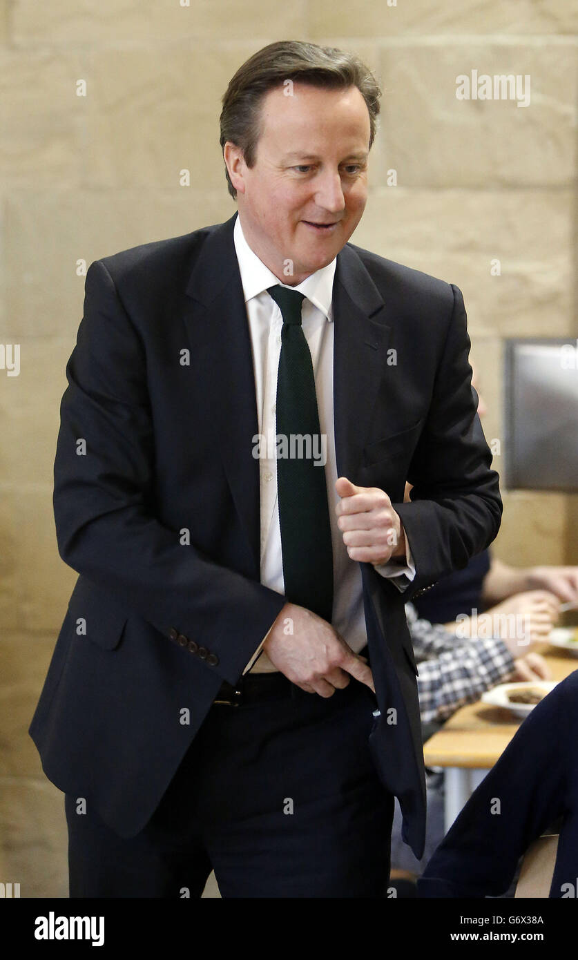 Premierminister David Cameron bei einem Besuch bei schottischen Witwen in Edinburgh, Schottland. Stockfoto