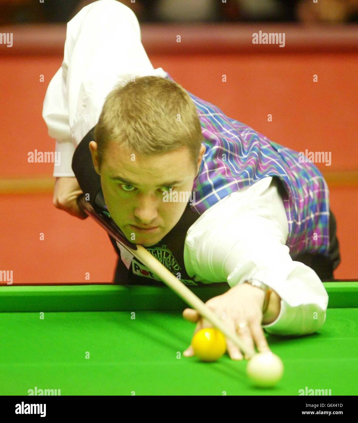 Schottlands Stephen Hendry in Aktion während seines zweiten Runden-Spiels gegen Barry knickt bei den 2004 Embassy World Snooker Championships in Sheffield. Stockfoto
