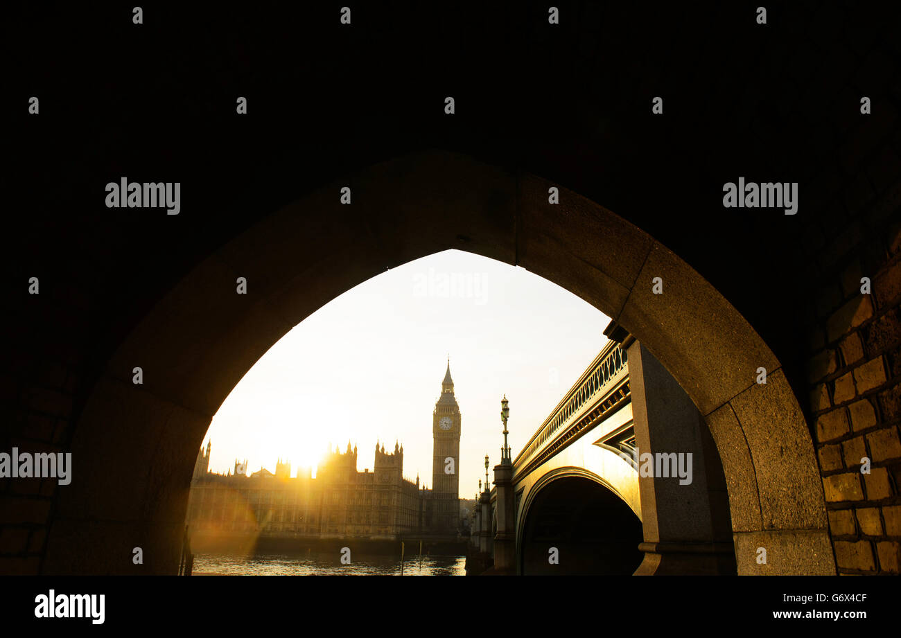 Gesamtansicht des Sonnenuntergangs hinter den Houses of Parliament, in Westminster, im Zentrum von London. Stockfoto