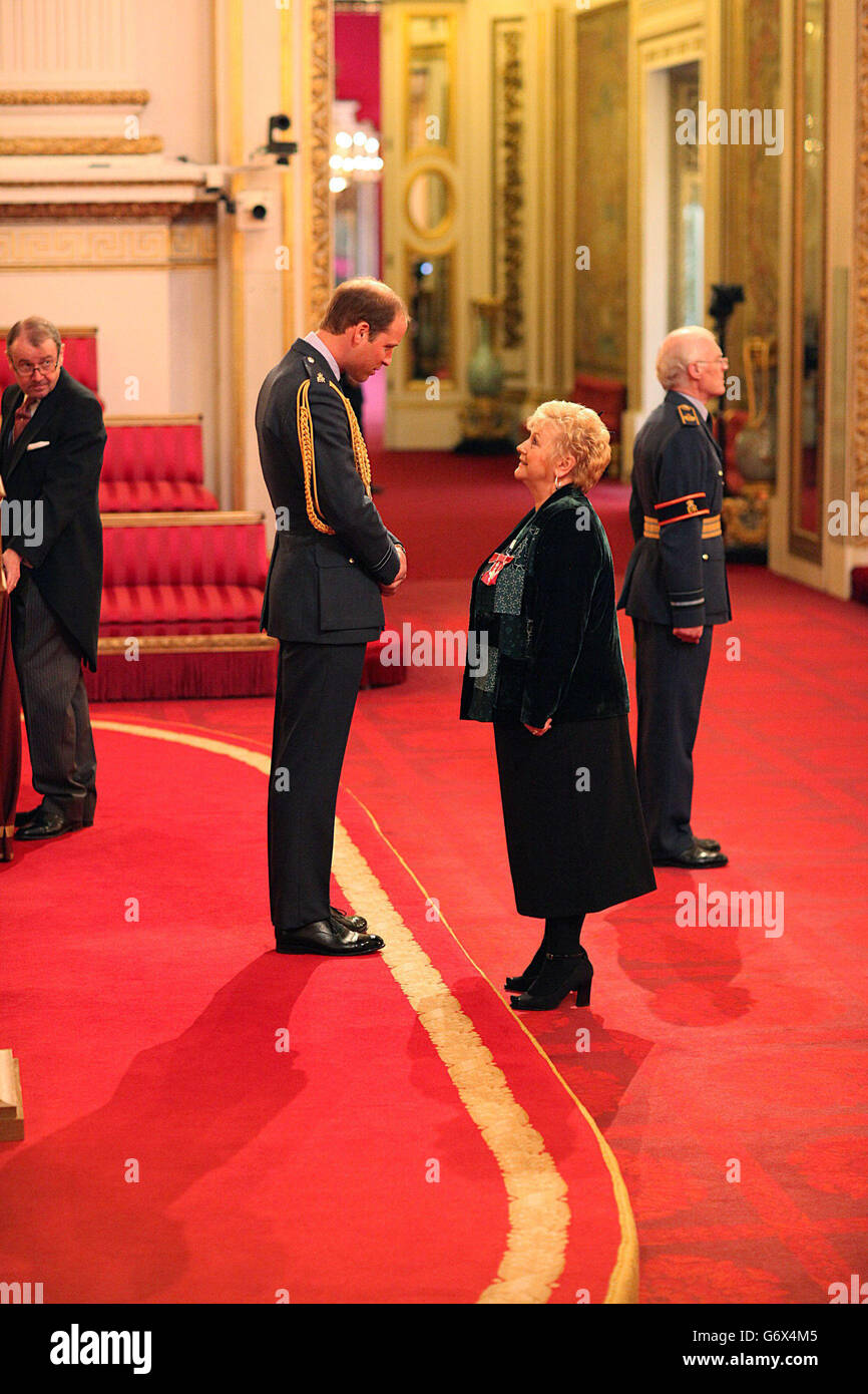 Frau Patricia Bleau aus Bradford wird vom Herzog von Cambridge während einer Investiturzeremonie im Buckingham Palace im Zentrum von London zum MBE (Mitglied des Order of the British Empire) gemacht. Stockfoto