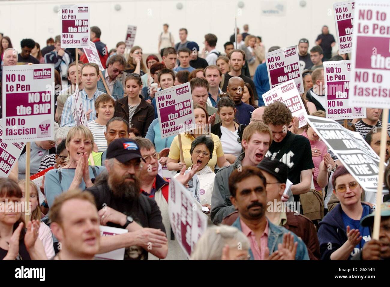 Demonstranten versammeln sich auf dem Victoria Square in Birmingham, um gegen den Besuch des französischen Rechtspolitikers Jean Marie Le Pen zu protestieren. Le Pen wurde von der British Nationalist Party eingeladen. Stockfoto