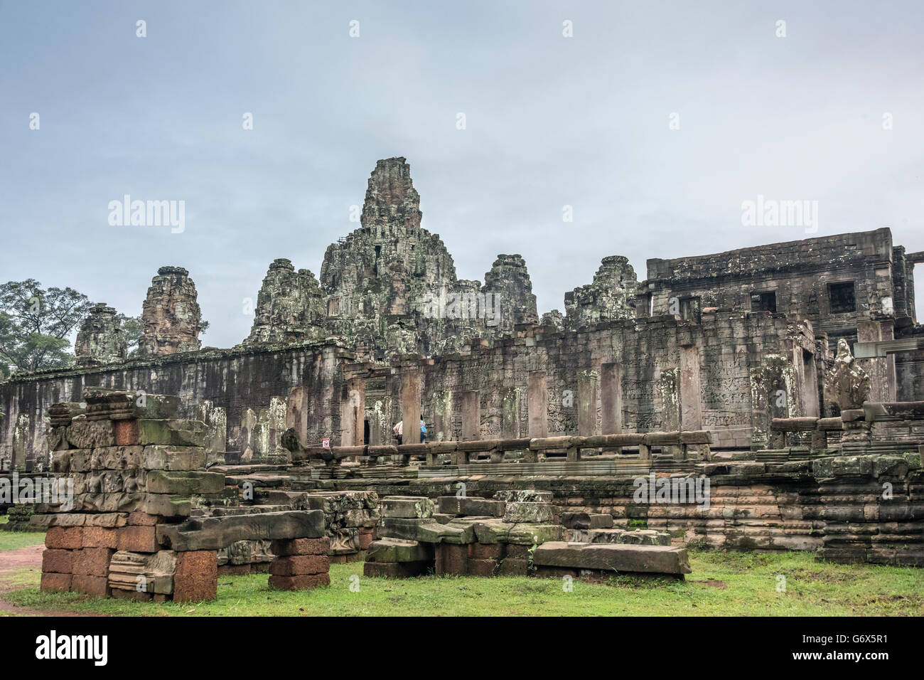 Prasat Bayon mit südlichen Galerie und Türme, Angkor Thom, Siem Reap, Kambodscha Stockfoto