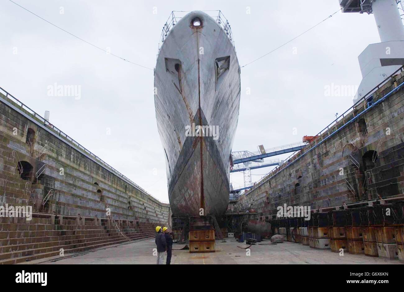 HMS Scylla bei Devonport Dockyard, bevor sie versenkt werden soll. Der zwölfjährige Daniel Green aus Ivybridge, Devon, wird von dem Umweltschützer David Bellamy begleitet, während HMS Scylla in ein wässriges Grab vor Ostkornwall gebracht wird. Stockfoto