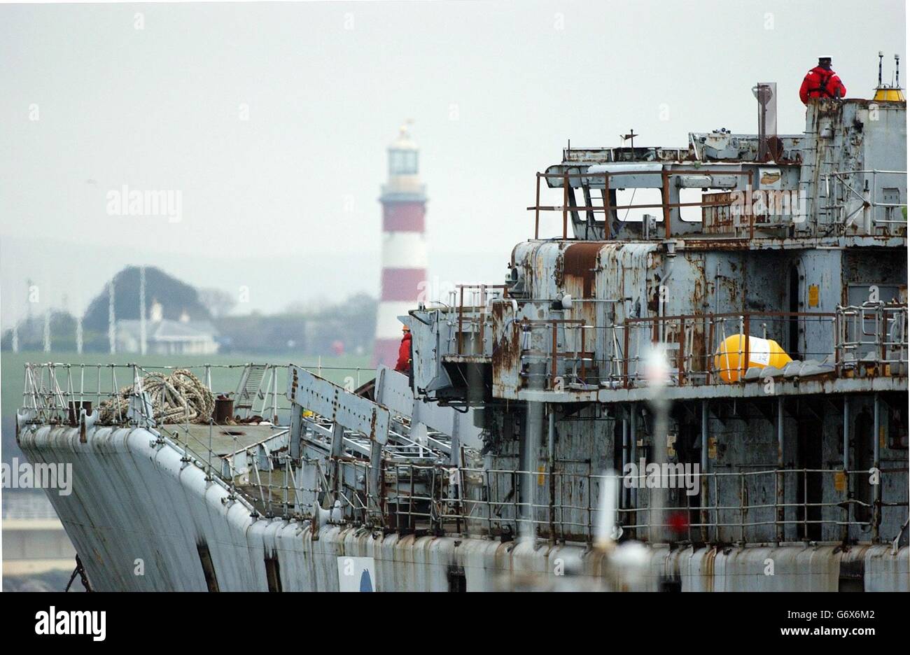 HMS Scylla wird von Plymouth an den Ort geschleppt, an dem er versenkt wird. Der zwölfjährige Daniel Green aus Ivybridge, Devon, wird von dem Umweltschützer David Bellamy begleitet, während HMS Scylla in ein wässriges Grab vor Ostkornwall gebracht wird. Stockfoto