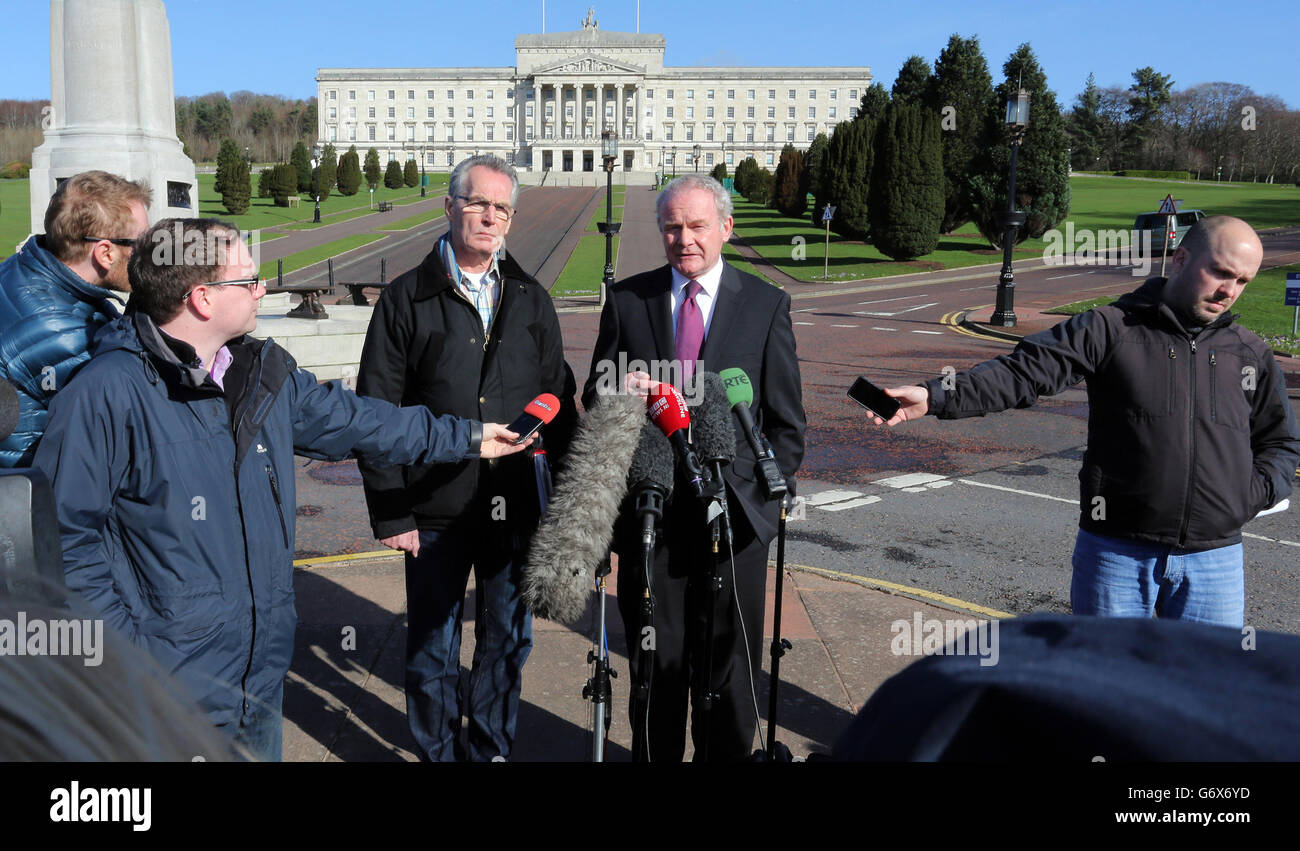 Stellvertretender Ministerpräsident Martin McGuinness (rechts) mit Gerry Kelly Sinn Fein MLA im Gespräch mit den Medien im Parlamentsgebäude, Stormont. Stockfoto