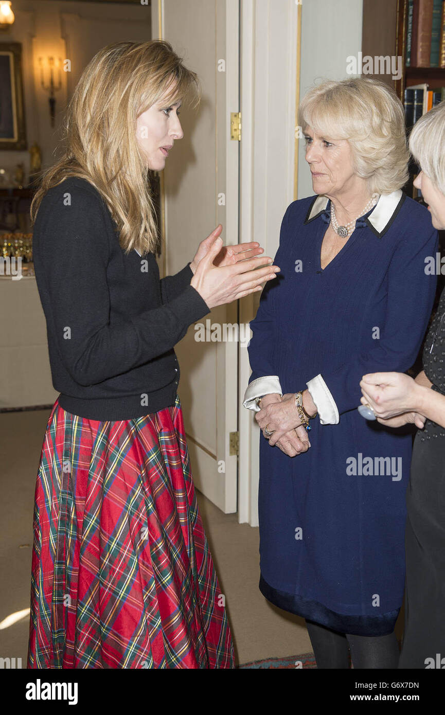 Schauspielerin Natascha McElhone (links) spricht mit der Herzogin von Cornwall während eines Empfangs für das Southbank Centre's Women of the World (WOW) Festival, das am 5. März beginnt, veranstaltet von The Duchess im Clarence House im Zentrum von London. Stockfoto