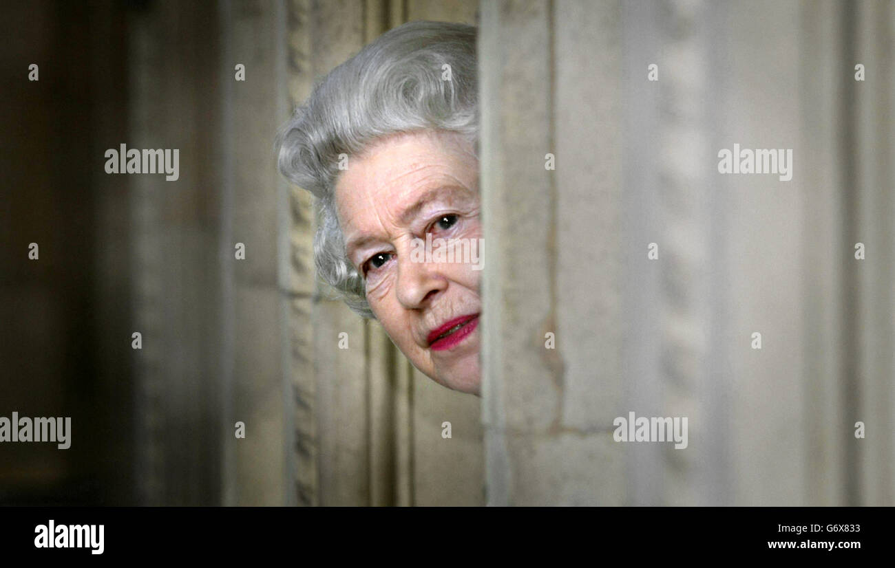 Die britische Königin Elizabeth II. Steht bei einem Besuch in der Royal Albert Hall in London um die Ecke, um das 8-jährige Restaurierungsprogramm zu beenden. Stockfoto