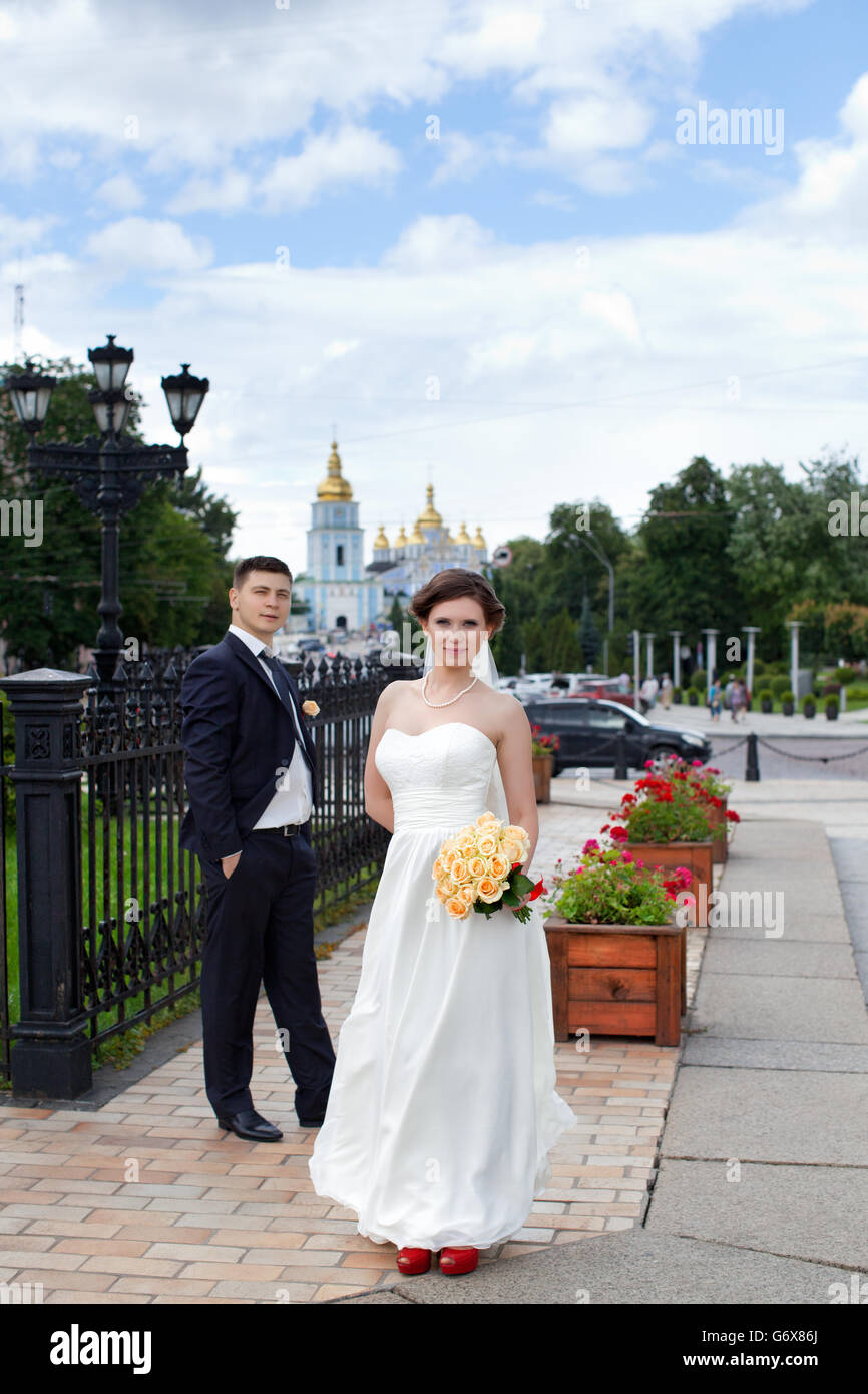 Das glückliche Brautpaar auf einem Spaziergang durch die Stadt Stockfoto