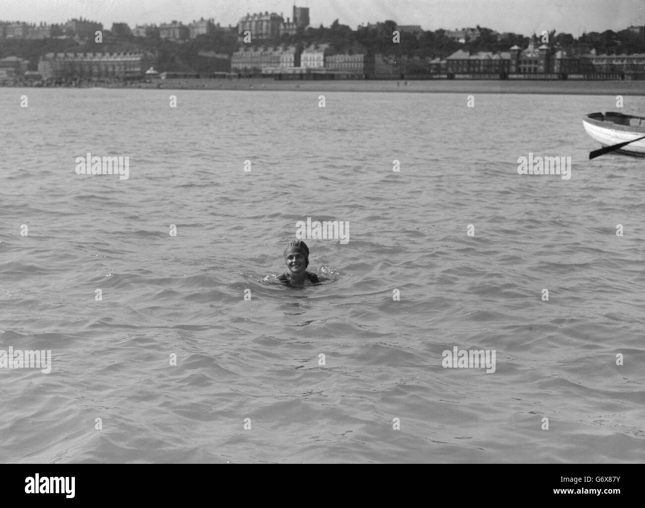 Miss Mercedes Gleitz startet in Folkstone, um den Kanal zu schwimmen. Stockfoto