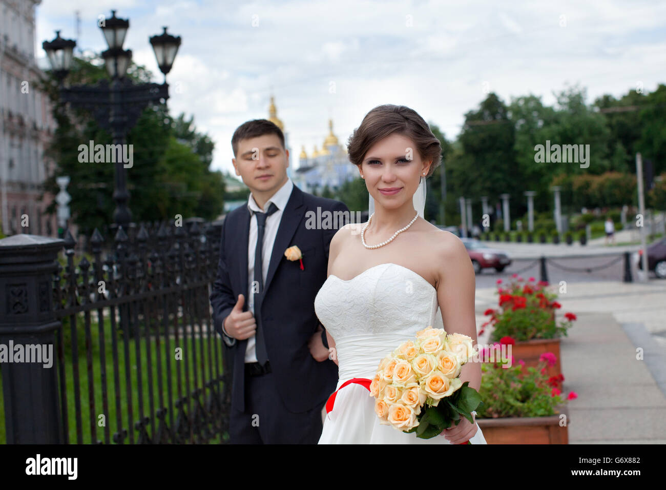 Das glückliche Brautpaar auf einem Spaziergang durch die Stadt Stockfoto