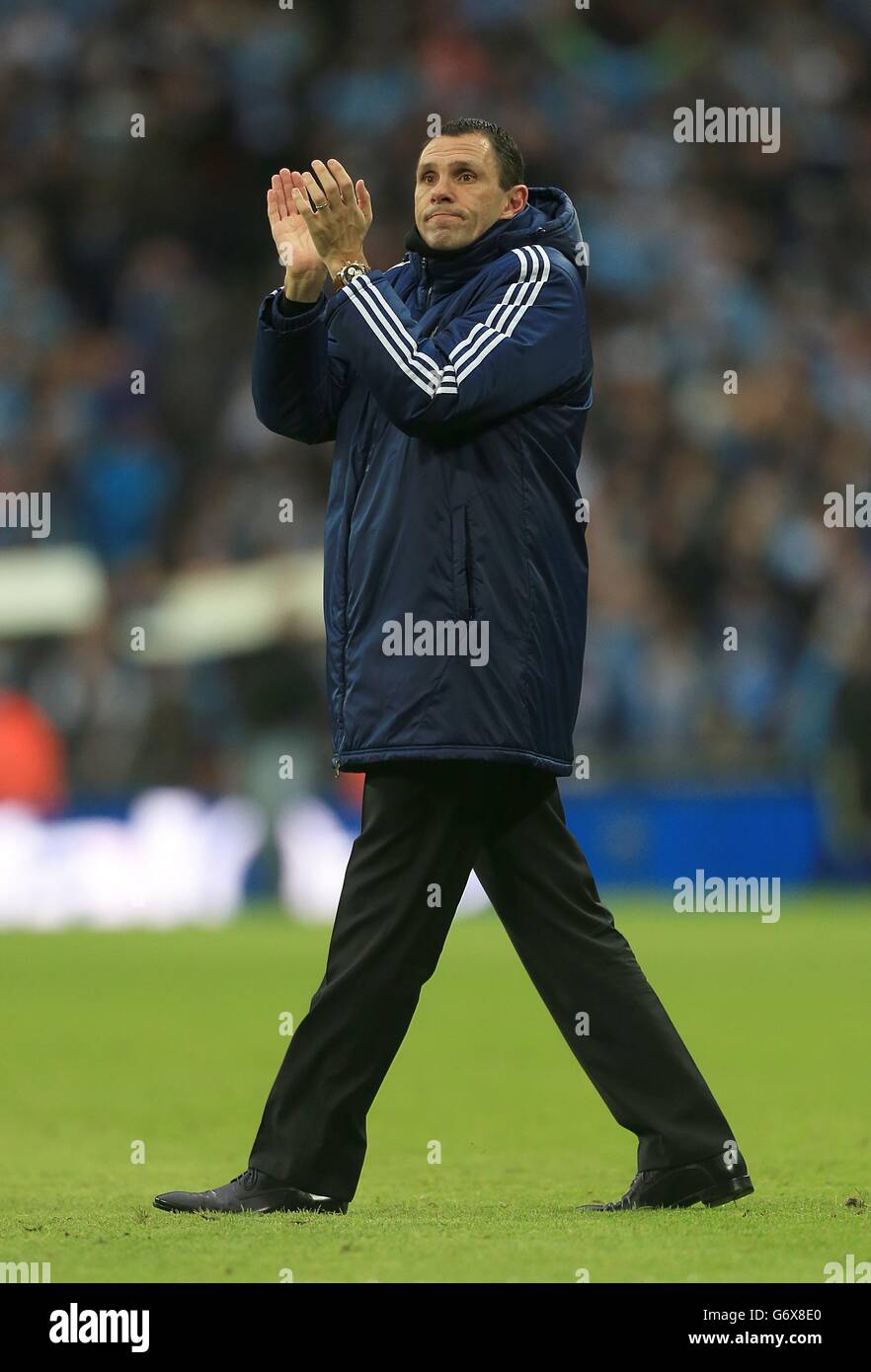 Fußball - Capital One Cup - Finale - Manchester City gegen Sunderland - Wembley Stadium. Sunderland-Manager Gus Poyet applaudiert den Fans nach dem letzten Pfiff, als er dejected um den Platz geht Stockfoto