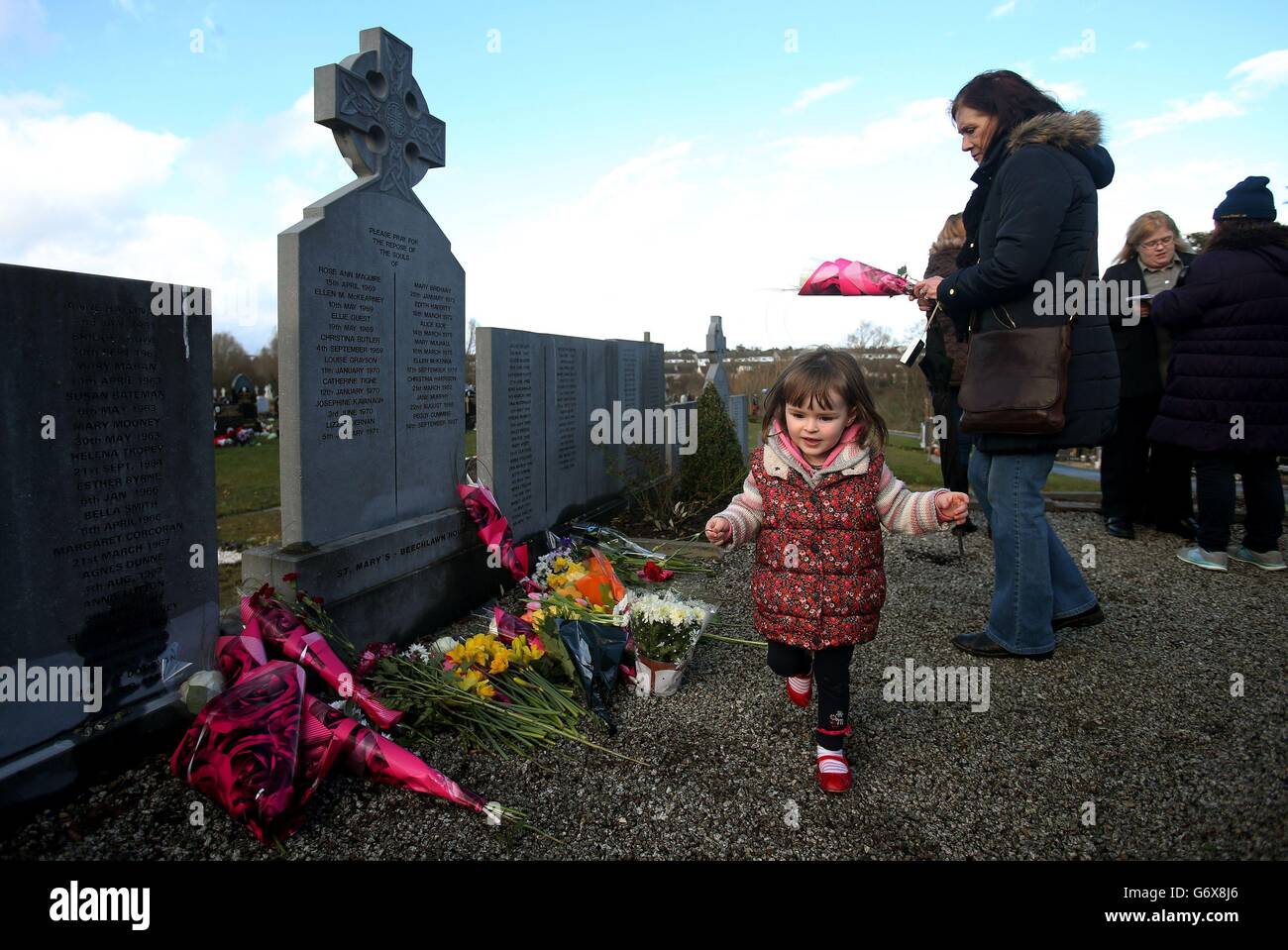 Foto. Ciara O'Connor 3, anlässlich der dritten jährlichen Gedenkveranstaltung "Blumen für Magdalene" auf dem Friedhof von Glasnevin in Dublin, um alle Frauen zu markieren, die in den Wäschereien von Magdalene inhaftiert sind. Stockfoto