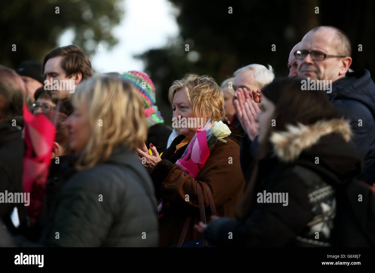 Foto. Marie Barry (Mitte), die Grainne Lynch im Mutter- und Babyhaus Bessboro bei der dritten jährlichen Gedenkveranstaltung "Blumen für Magdalene" auf dem Friedhof von Glasnevin in Dublin geboren wurde, um alle Frauen zu markieren, die in den Wäschereien von Magdalene inhaftiert waren. Stockfoto