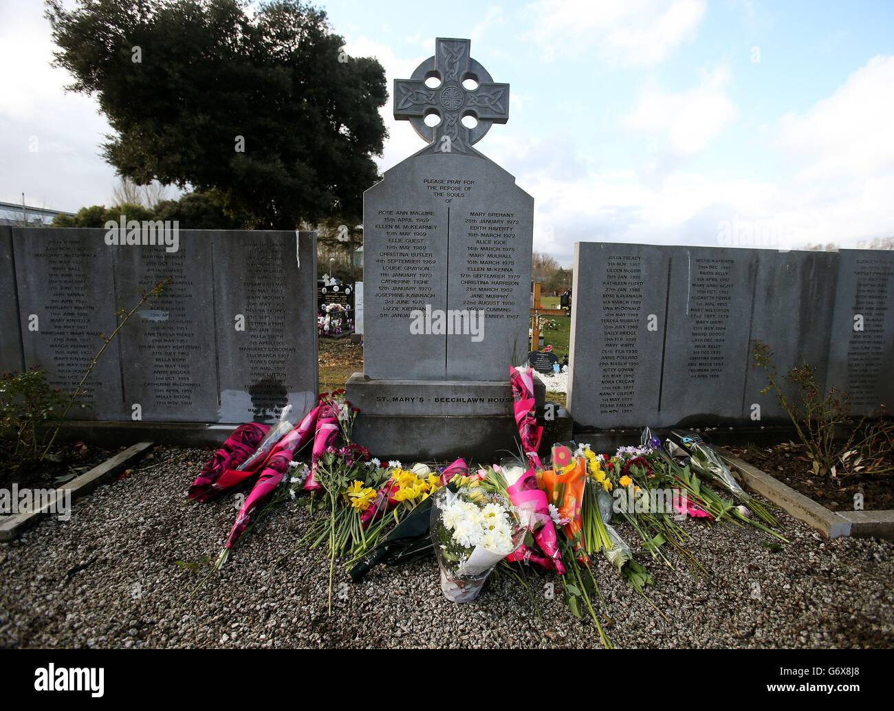 Foto. Blumen bei der dritten jährlichen Gedenkveranstaltung "Blumen für Magdalenen" auf dem Friedhof von Glasnevin in Dublin, um alle Frauen zu markieren, die in den Wäschereien von Magdalene eingesperrt waren. Stockfoto