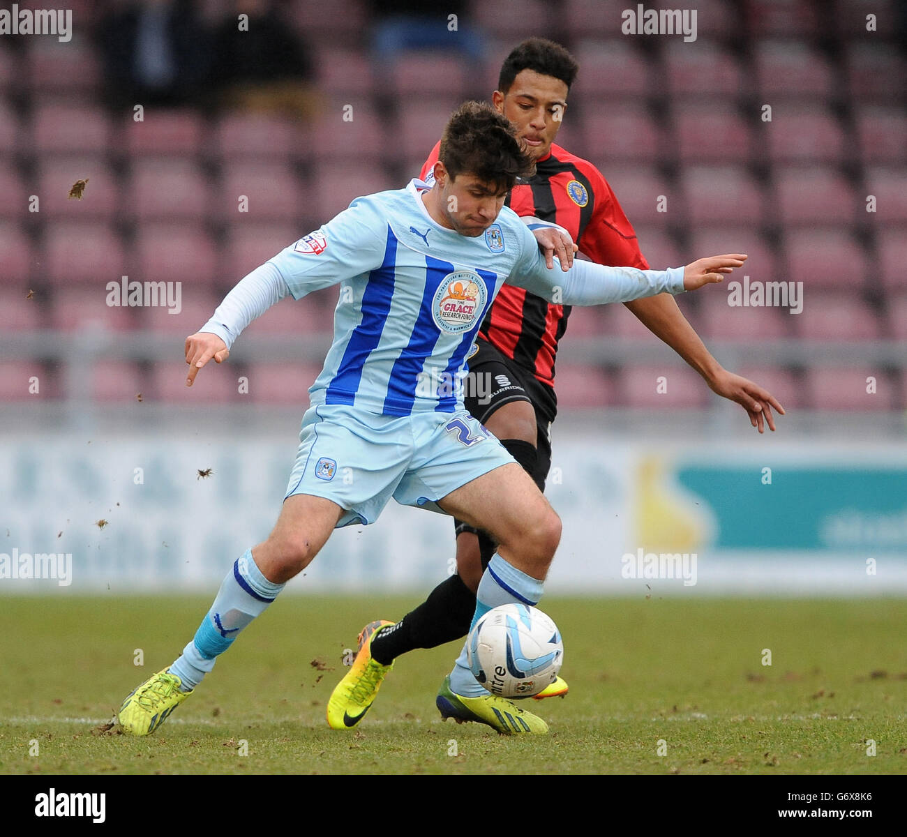 Michael Petrasso von Coventry City (links) und Nathaniel Mendez-Laing von Shrewsbury Town (rechts) kämpfen um den Ball. Stockfoto