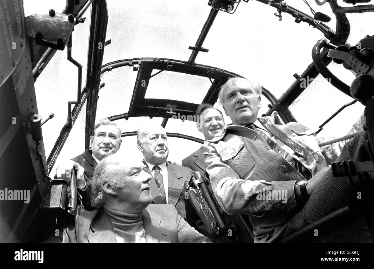Im Cockpit des letzten operationellen Lancaster bei RAF Scampton befinden sich fünf Überlebende (von links) George Chalmers (Mobilfunkbetreiber), Ivan Whittaker (Ingenieur), Jack Buckley (Gunner), Bill Howarth (Gunner) und Bill Townsend (Pilot) des Dambusters-Angriffs auf das industrielle Herz Deutschlands. *02/04/04: Eine Sammlung der Medaillen, die Ivan Whittaker gewonnen hat, wurde im Vorfeld der Auktion im Laufe dieses Monats ausgestellt. Während des Zweiten Weltkriegs erhielt er zweimal ein Distinguished Flying Cross (DFC) - der einzige Flugingenieur der RAF, der zwei solche Auszeichnungen erhielt. Stockfoto